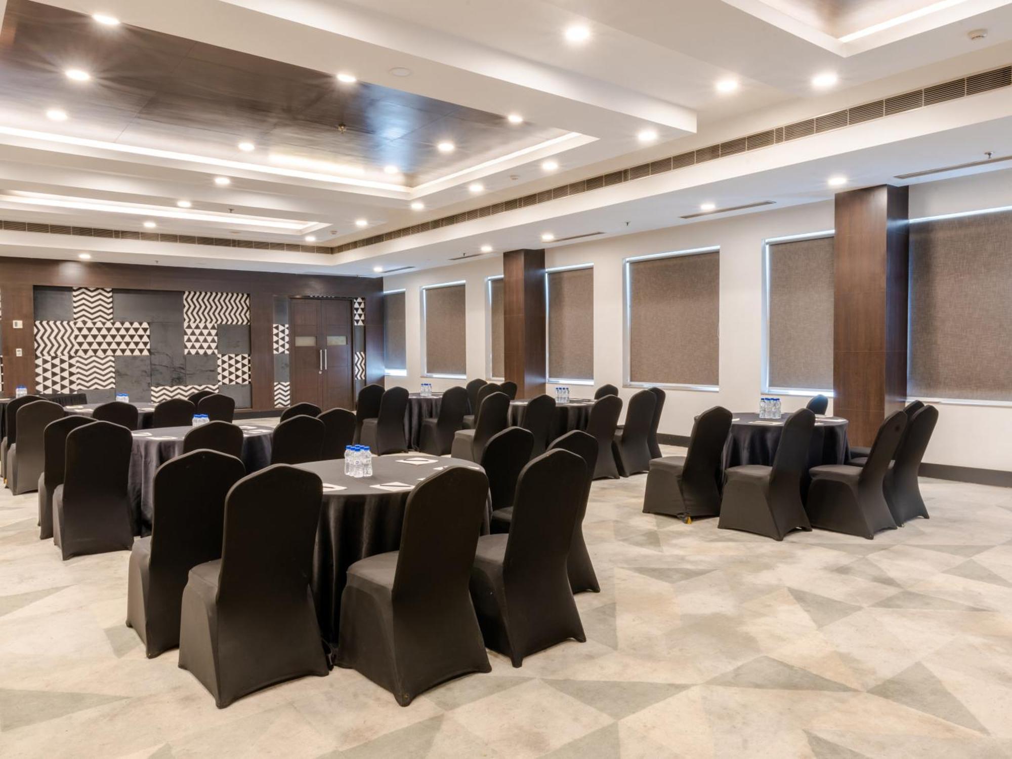 Sunday Hotel Chandigarh Zirakpur Buitenkant foto