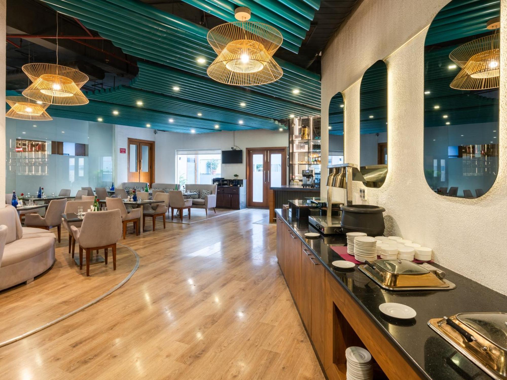 Sunday Hotel Chandigarh Zirakpur Buitenkant foto