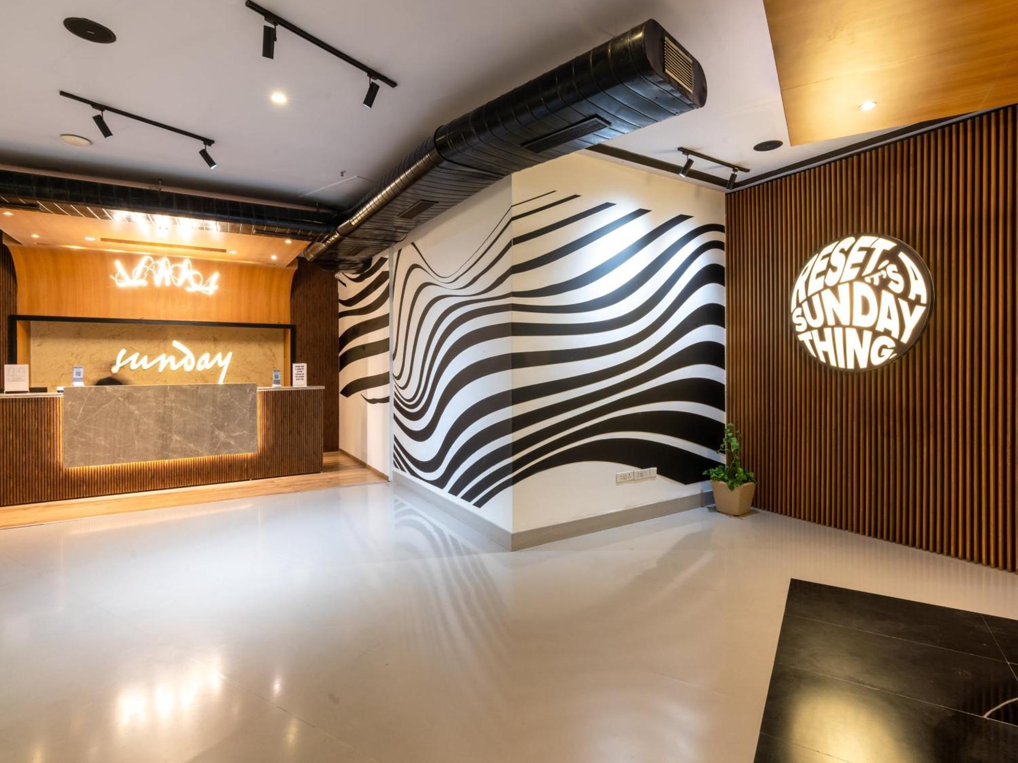 Sunday Hotel Chandigarh Zirakpur Buitenkant foto